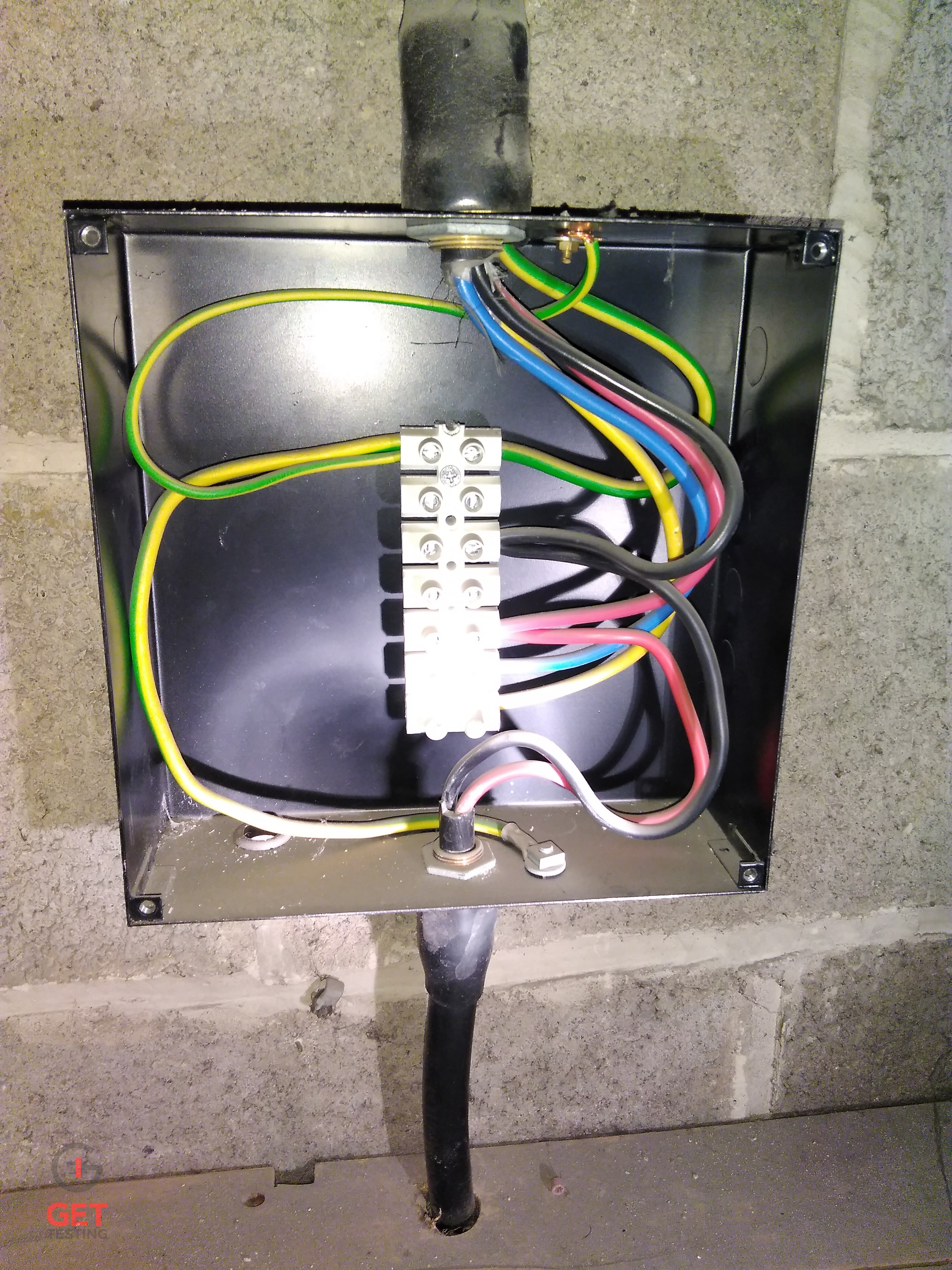 Electrical enclosure with missing lid and live electrical parts
